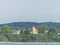 Vuurtoren met huis (of huis met vuurtoren) op het eiland Mon