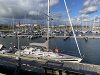 Uitzicht over de haven met in de verte de Sankta Mariakerk