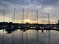 De haven van Ystad bij opkomende zon
