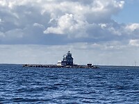 En dan kom je zo ineens een eiland met vuurtoren tegen