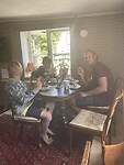 Gebak eten in een grappig ouderwets tentje