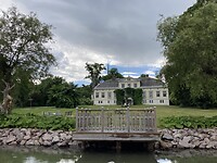 Een van de vele landhuizen