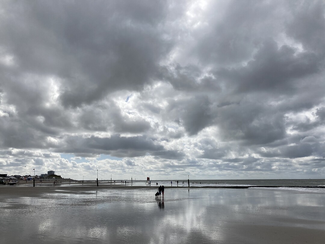 Wolken weerspiegeld