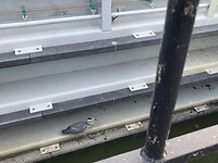 Een reiger op de sluisdeur