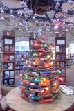 Een wel hele unieke kerstboom in Barter Books
