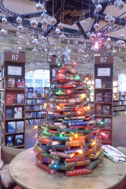 Een wel hele unieke kerstboom in Barter Books