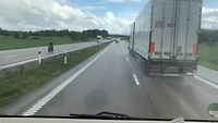 Onderweg met Abba, oeps ging de vrachtwagen ook naar links? Wel geluid aan!
