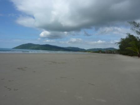 aan het strand bij Daintree