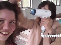Een van de vrouwen helpt me mijn haar te drogen na het zwemmen :)