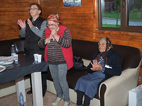 Deze drie vrouwen kozen steeds voor hun plekje achterin op de bank ipv de stoelen ;)