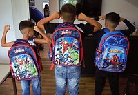 Kinderen worden blijgemaakt met schooltas