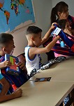 Kinderen worden blijgemaakt met schooltas