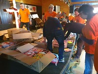 Schoenendozen uitdelen met hulp van Gain-team