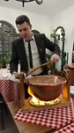 Hongaarse goulash aan tafel opgeschept
