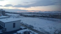 Vanuit huis zicht op sneeuwlandschap