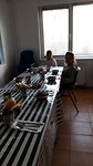 Eerste kinderen zitten alvast voor een hapje eten, Speranța
