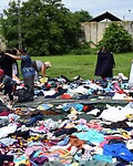 Vele kleren kregen een nieuwe bestemming, buiten ivm de corona-richtlijnen