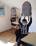 Kinderen blij met een gevulde rugtas