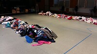 Gedoneerde kinderkleding uitdelen