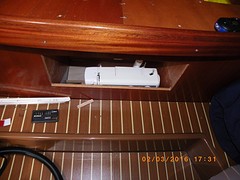 Naaimachine heeft zijn plek gevonden onder de schoenenlade.