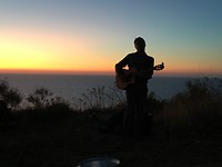 Gitarist na zonsondergang.