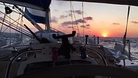 Zonsondergong bij Sile, met golven van dik een meter.