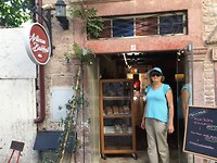 Hanneke voor de bakkerswinkel in Ayvalik.
