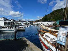 Risor.gezellige drukte in de haven.