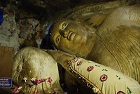 Liggende boeddha in grottempel