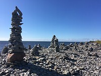 Stenenstapeltjes zie je heel veel op Saaremaa