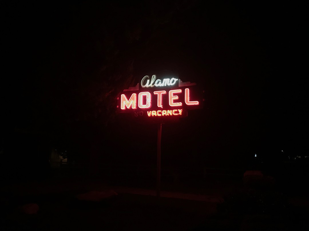 Motel Los Alamos sign