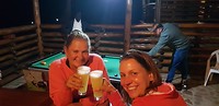Ton en Mark aan het poolen, Collinda en Denise aan de Malibu