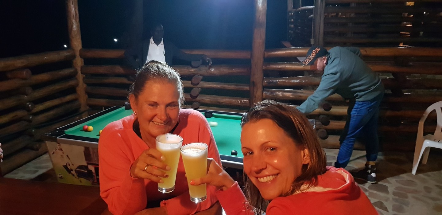Ton en Mark aan het poolen, Collinda en Denise aan de Malibu