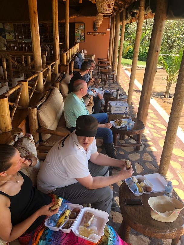 Op de theeplantage lunchen