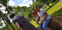 Meeting in de tuin, Kibale Quest Cottages