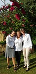 De vrouwen netjes voor bezoek aan de fabriek