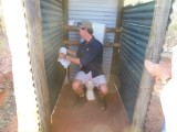 Sam op ons bushtoilet