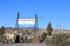 Ingang park, op de achtergrond de Sierra Nevada