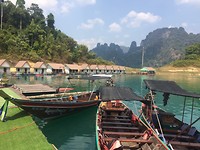 Aankomst bij het resort(je) voor de lunch en een koele duik.