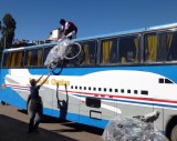 Onze fietsen worden van het dak vd bus gehesen