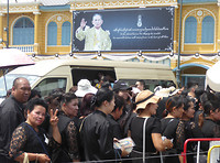 Rouwende Thai nemen afscheid van Koning Bhumibol
