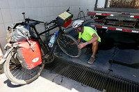 Fiets schoonmaken na modderige wegwerkzaamheden