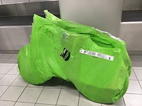 De fietsen bij aankomst op Schiphol