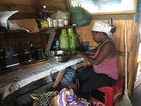 Kokkin Eloise aan het werk in de keuken aan boord