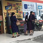 Vrouwelijke mennonieten doen boodschappen