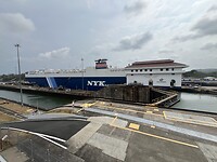 Groot schip in de sluis in het Panamakanaal