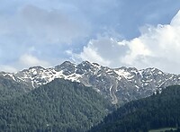 Besneeuwde bergen in de verte