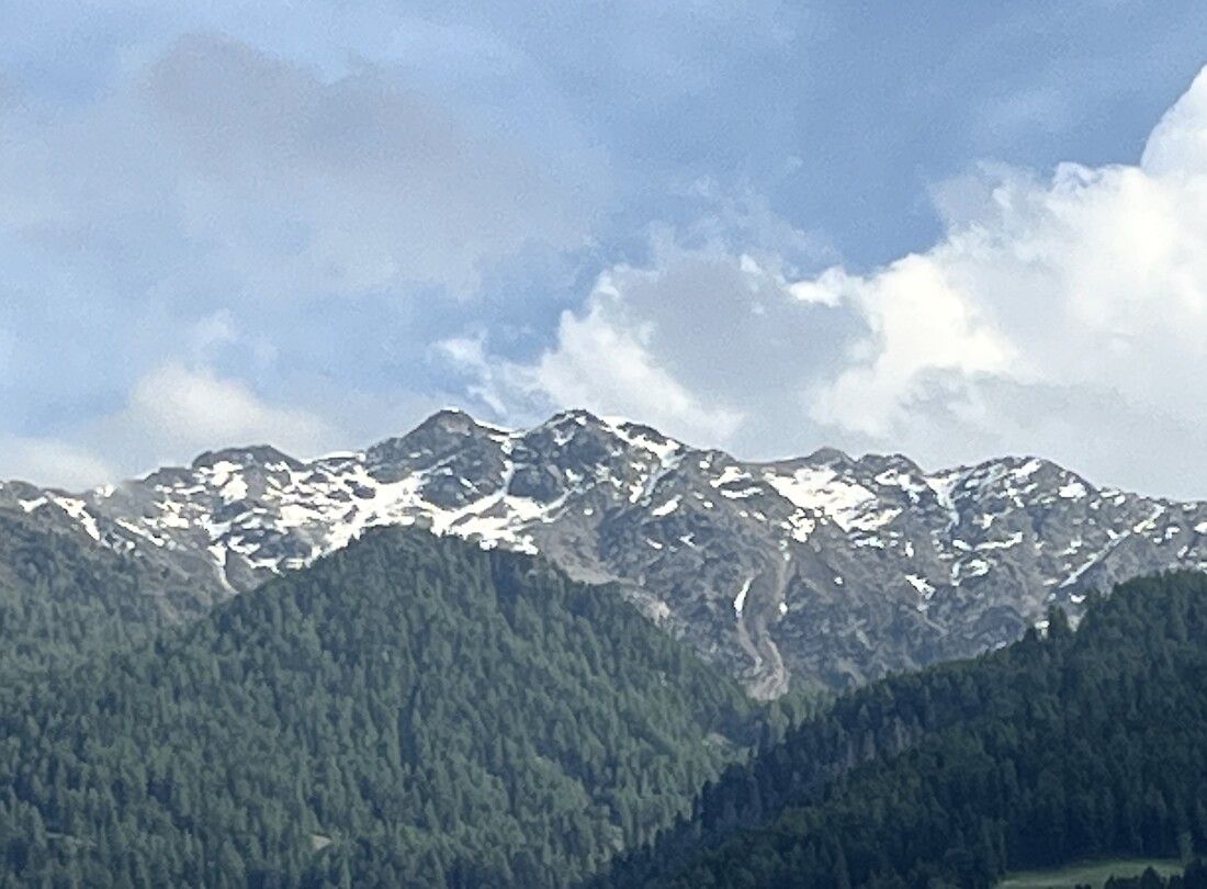 Besneeuwde bergen in de verte
