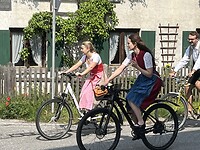 Vrouwen op weg naar het feest