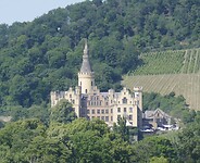 Kasteel langs de Rijn